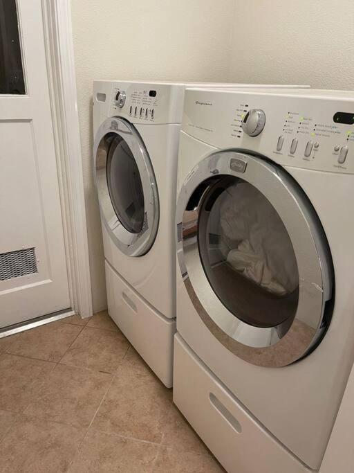 Apartamento Brand New 2Br Cute Blue Led In North Fresno Exterior foto