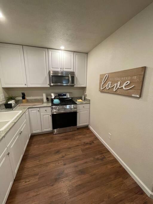 Apartamento Brand New 2Br Cute Blue Led In North Fresno Exterior foto