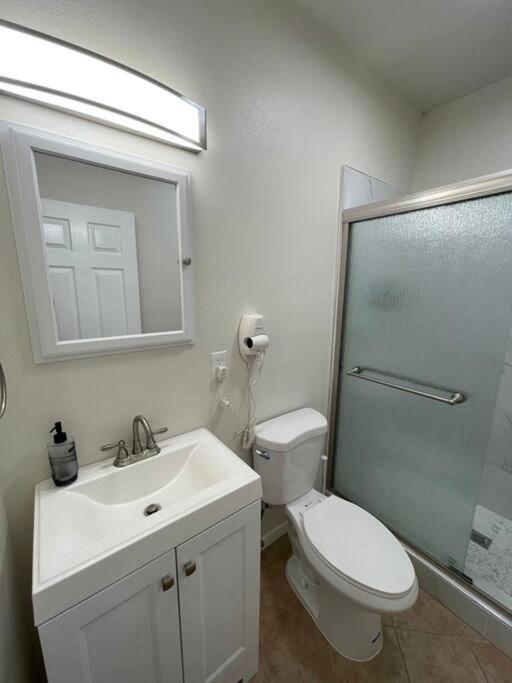 Apartamento Brand New 2Br Cute Blue Led In North Fresno Exterior foto